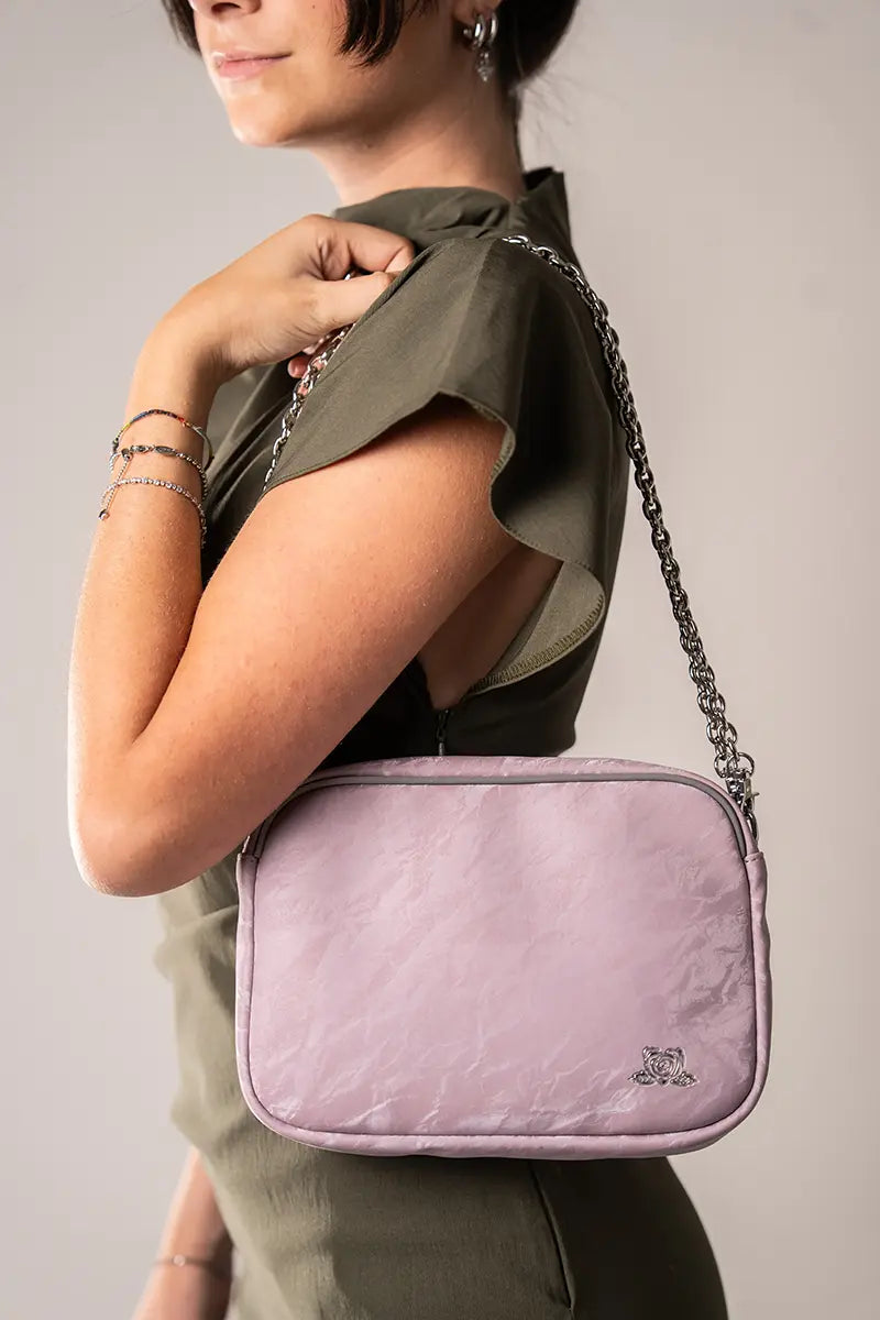 cla rose magnetic bag borsa con tracolla catena lilla outfit elegante