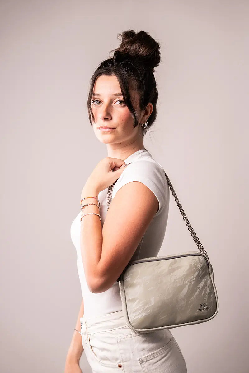 cla rose magnetic bag verde salvia outfit casual borsatracolla catena metallica